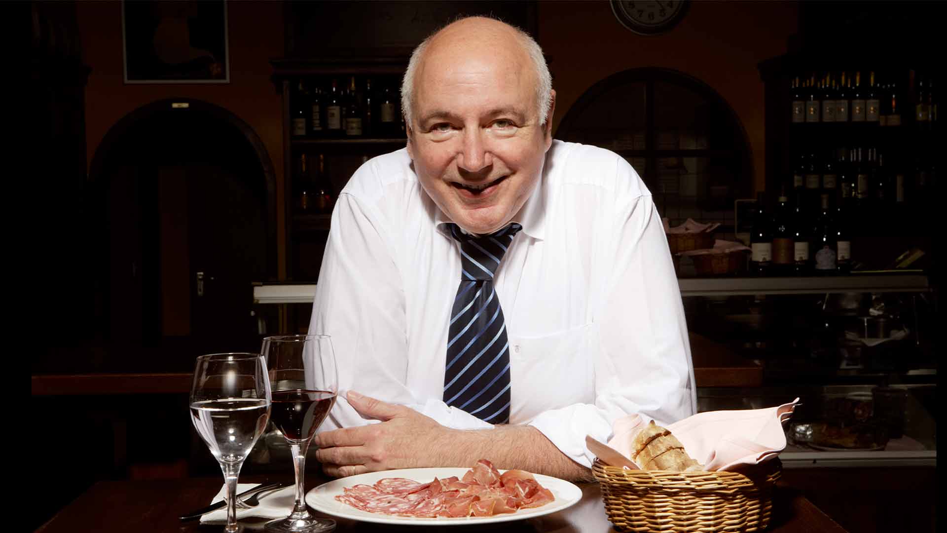 Porträt von Rechtsanwalt Dr. Clemens Clemente beim Mittagessen im Bistro Giovanotti in München