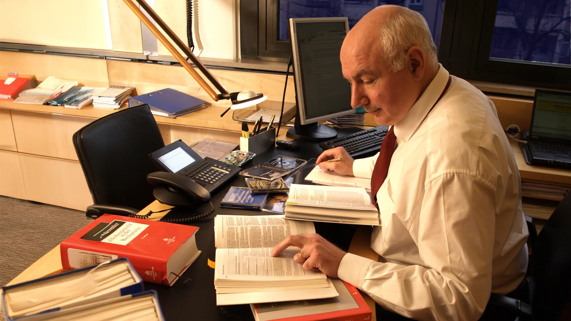 Rechtsanwalt Dr. Clemens Clemente bei der juristischen Recherche